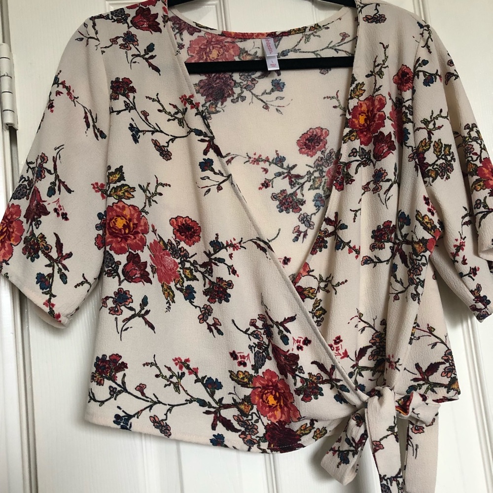 XHILARATION FLORAL CREAM CROP TOP